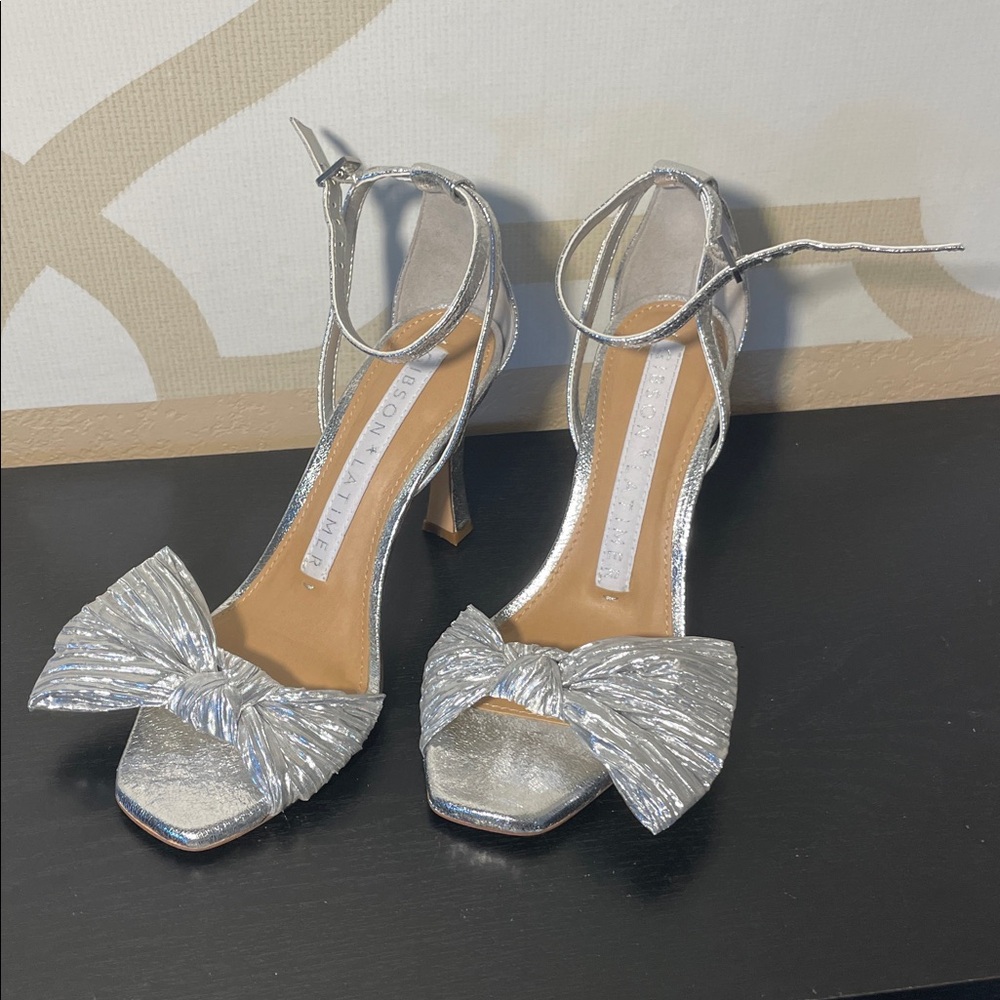 Gibson Latimer Chic Silver Heels with Bow Accent - Size 5.5M
